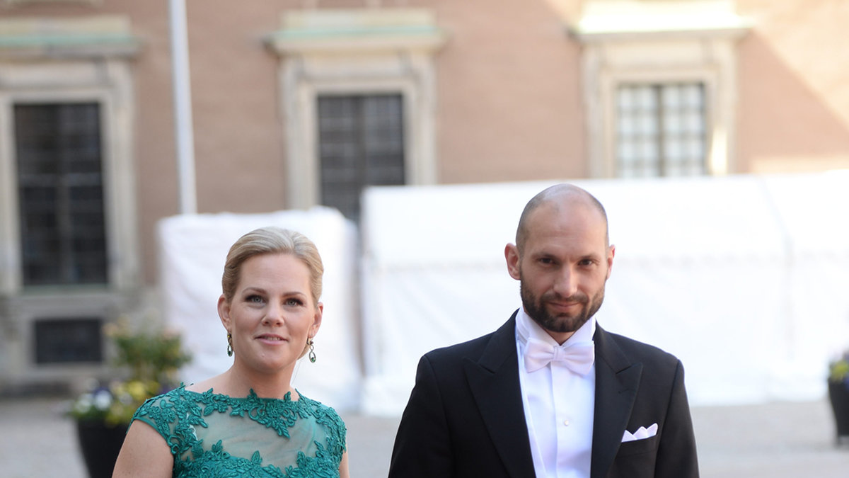 Prinsens bästa vän Christos Chrysanthou och hustru Malin som bar en grön klänning.