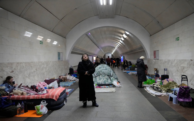 Människor i Kiev som under onsdagen sökte skydd i tunnelbanan.