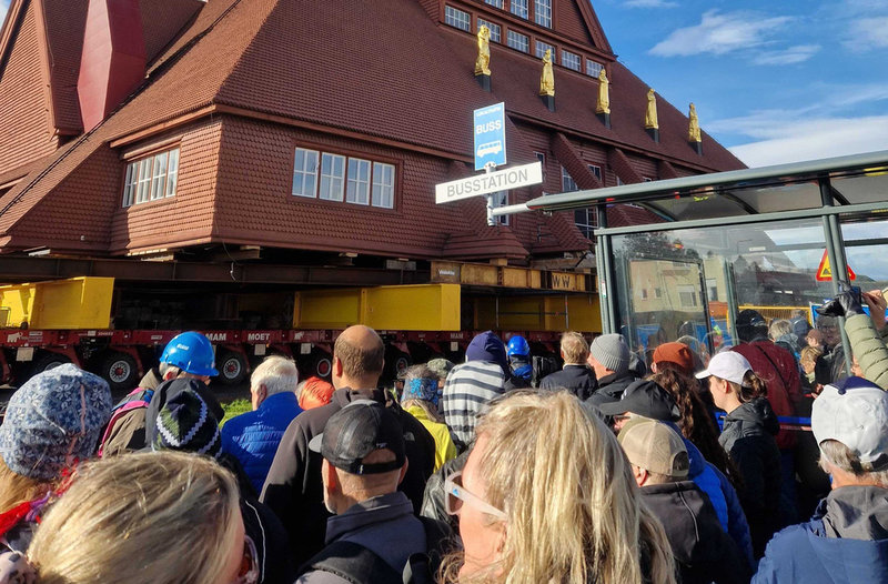Inga lokalbussar vid den här hållplatsen i dag. Men väl en kyrka som passerar.