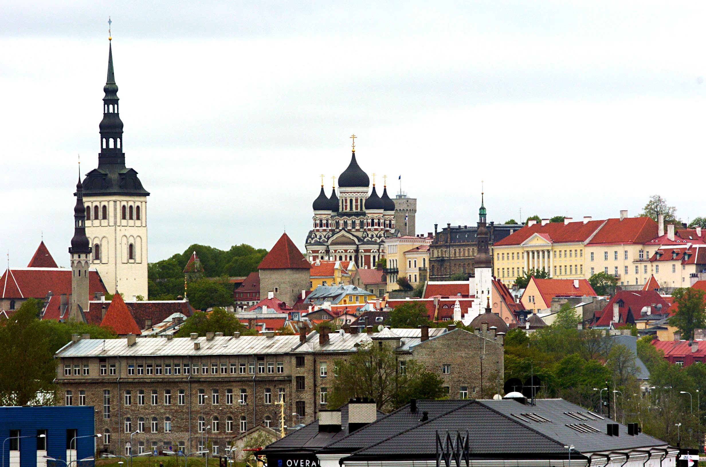 I Estlands huvudstad Tallin har en skytt tagit sig in i en regeringsbyggnad och avlossat flera skott.