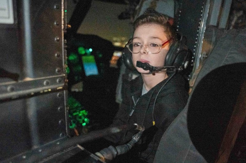 Nioåriga Ohad Munder, fotograferad i en israelisk helikopter kort efter frigivningen från Hamas fångenskap i fredags. Bilden är distribuerad av den israeliska militären.