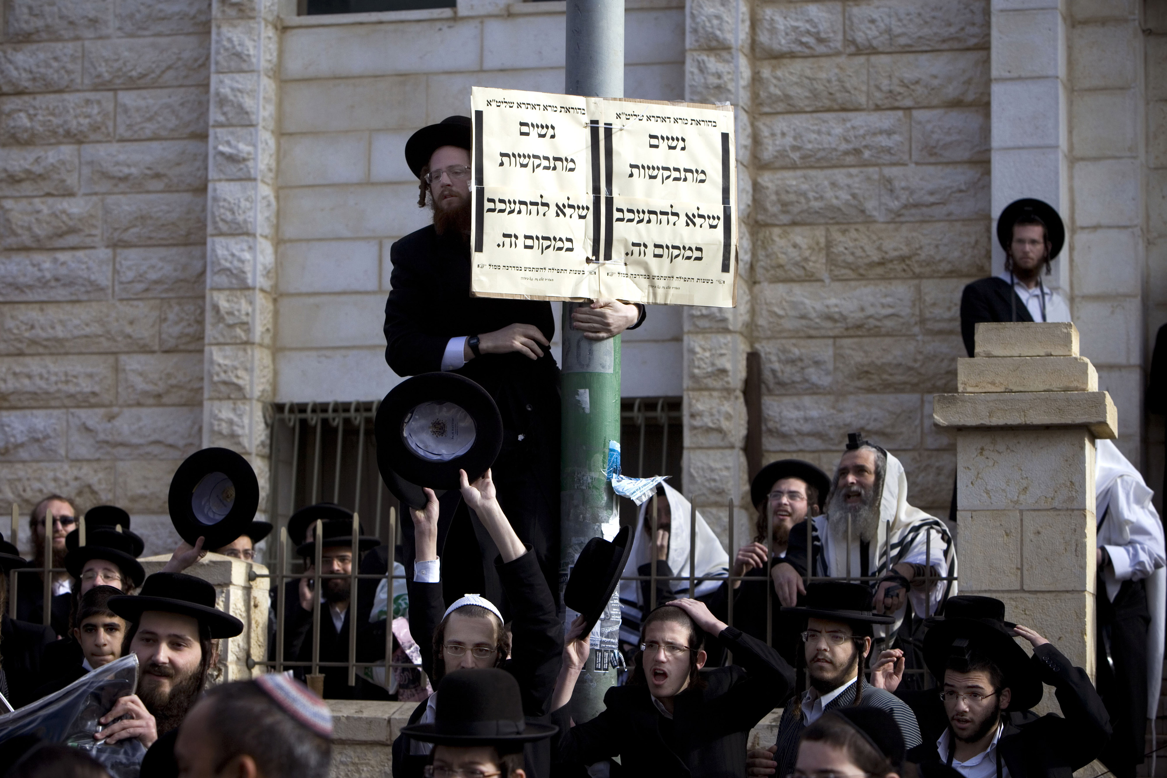 I Beit Shemesh uppmanar de ultraortodoxa kvinnor att inte vistas vid synagogorna.
