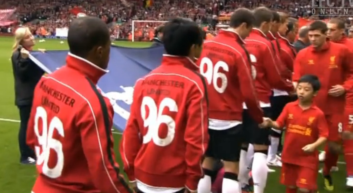Manchester United- och Liverpool-spelarna bar jackor med nummer 96 på ryggen.