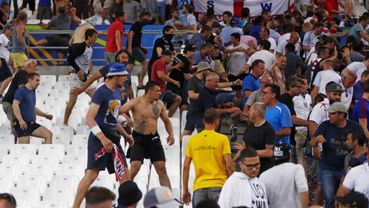 Ryska huliganer under arenabråket efter matchen mot England.