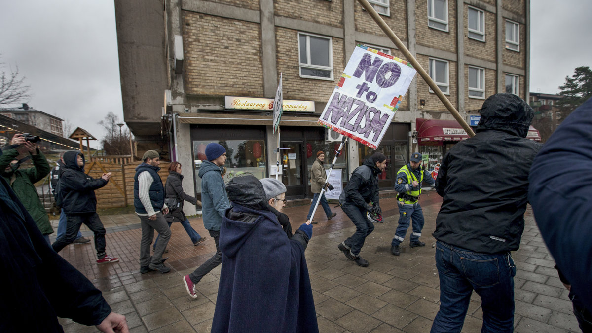 De antirasistiska demonstranterna möttes av motstånd från ett 40-tal rasister från Svenska Motståndsrörelsen.