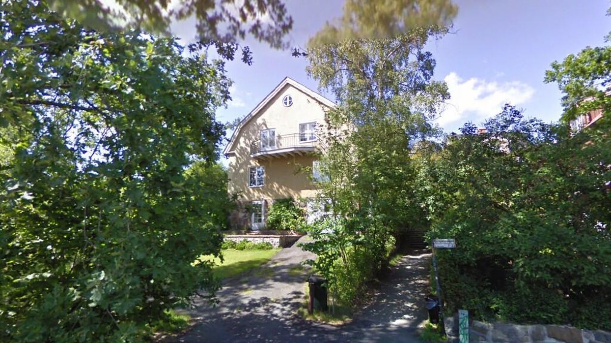 Denna Google Street View-bild visar var Björkrisvägen 1 i Ålsten är belägen. Fastigheten bytte ägare i november 2020, när de nya ägarna tog över fastigheten för 19 525 000 kronor. 
