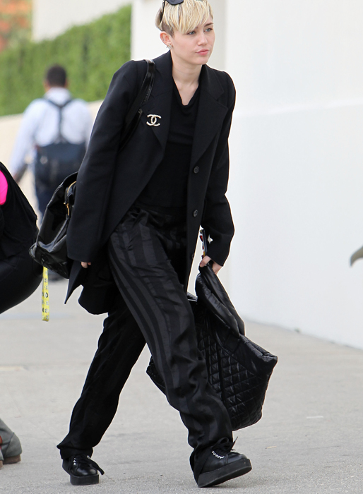 Miley Cyrus rockar svarta sneakers med platå. Miley Cyrus rockar svarta sneakers med platå.