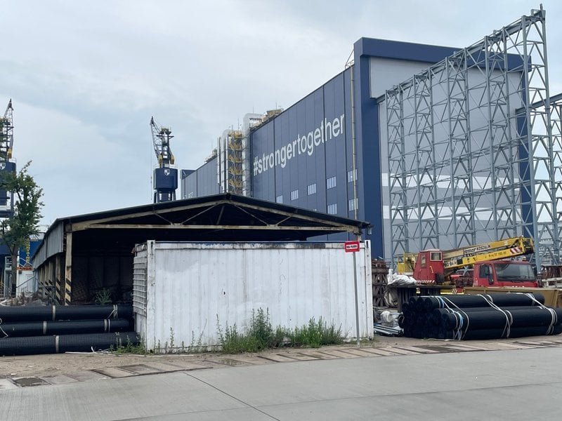 Nato-devisen "Starkare tillsammans" står skriven på en av byggnaderna i Gdynia där polska flottan i snabb takt renoverar och utvidgar sitt varv.