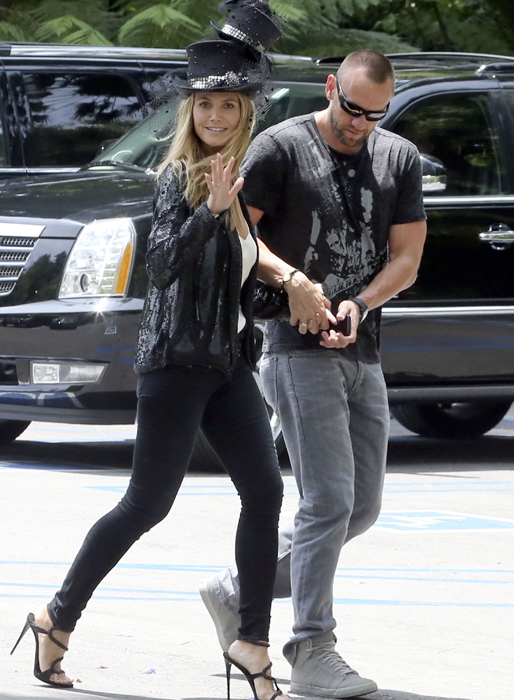 Heidi Klum gick lite överstyr med sin hatt. Min hatt den har tre kanter, tre kanter har min hatt... Heidi Klum gick lite överstyr med sin hatt. Min hatt den har tre kanter, tre kanter har min hatt...