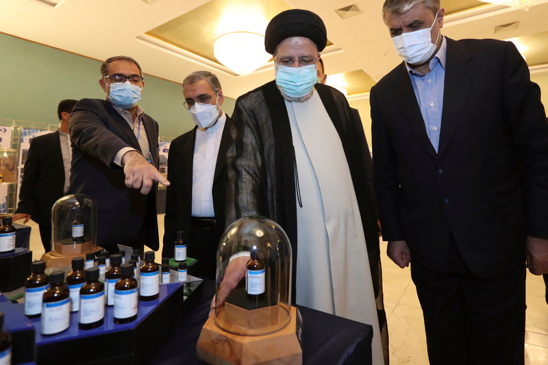 Irans president Ebrahim Raisi får en genomgång av Irans senaste kärnenergiframgångar, i Teheran april 2022.