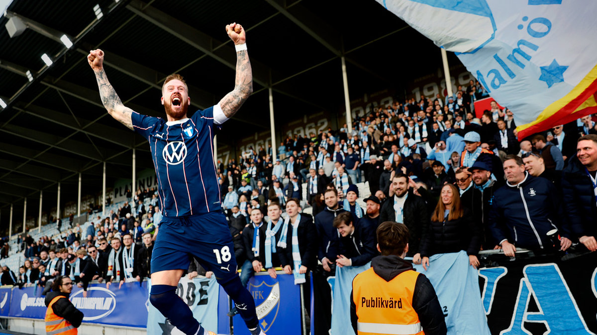 Mittbacken och lagkaptenen Pontus Jansson firar 5–1-segern med Malmö FF-fansen.