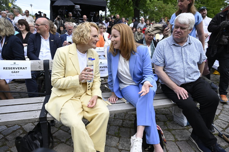 Centerpartiets avgående partiledare Anna-Karin Hatt och tidigare partiledaren Annie Lööf inför Hatts tal under politikerveckan i Almedalen 2025.