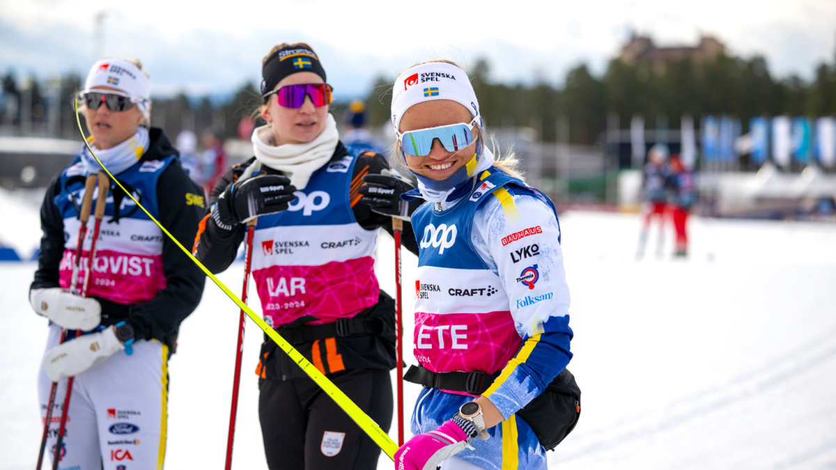 Linn Svahn under torsdagens träningspass på Lugnet i Falun. Till vänster ses Maja Dahlqvist och Moa Ilar.
