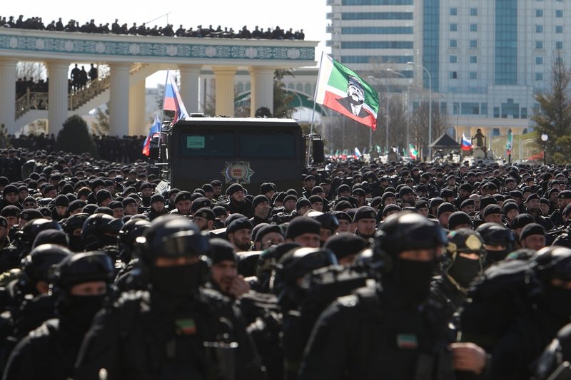 Soldater lyssnar till ett tal av den tjetjenske ledaren Ramzan Kadyrov i Groznyj den 29 mars i år. Arkivbild.