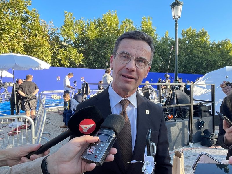 Statsminister Ulf Kristersson (M) på väg in till fredagens EPC-toppmöte i Granada, Spanien.