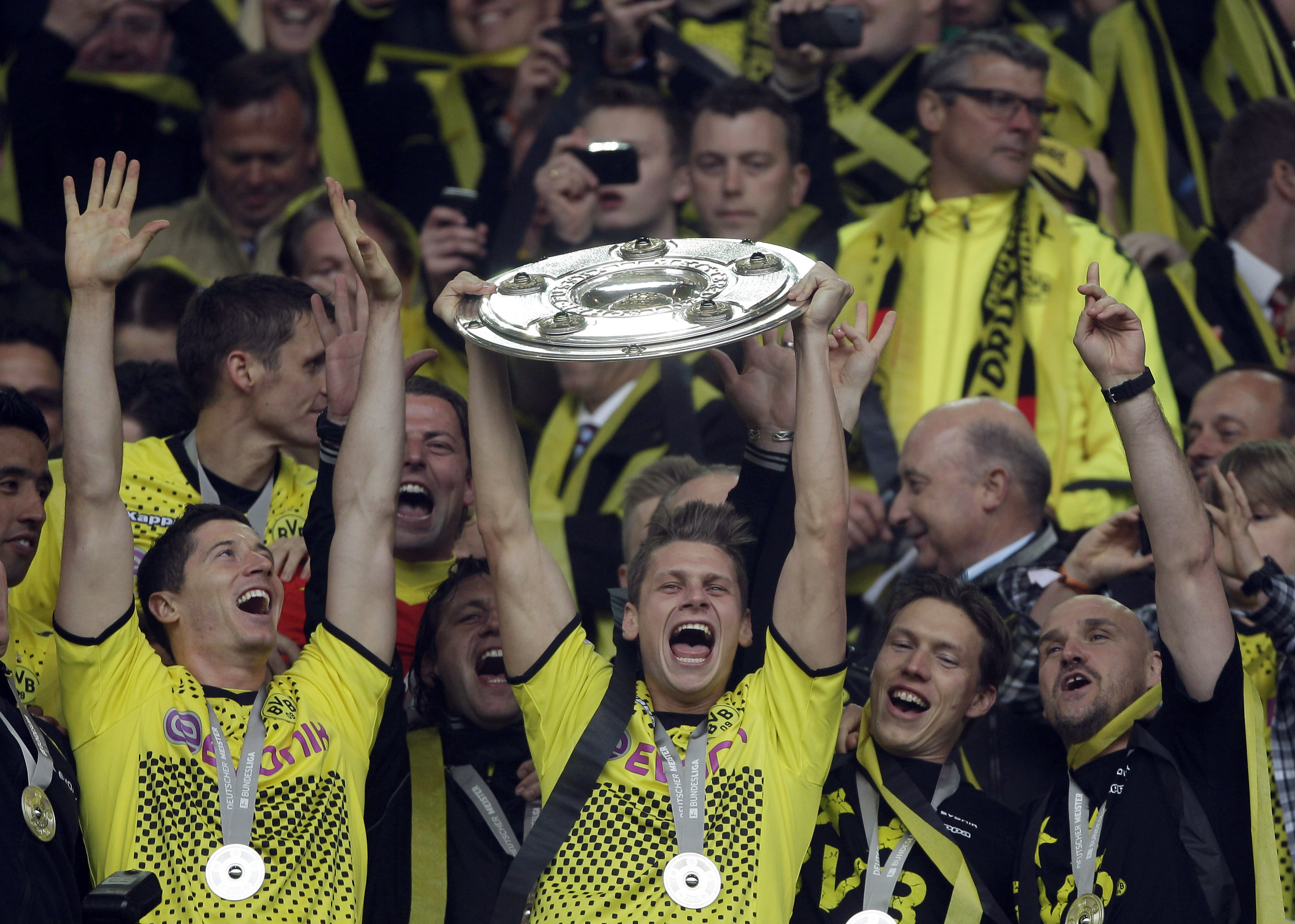 Förra helgen fick Borussia lyfta ligapokalen för andra året i rad. Förra helgen fick Borussia lyfta ligapokalen för andra året i rad.