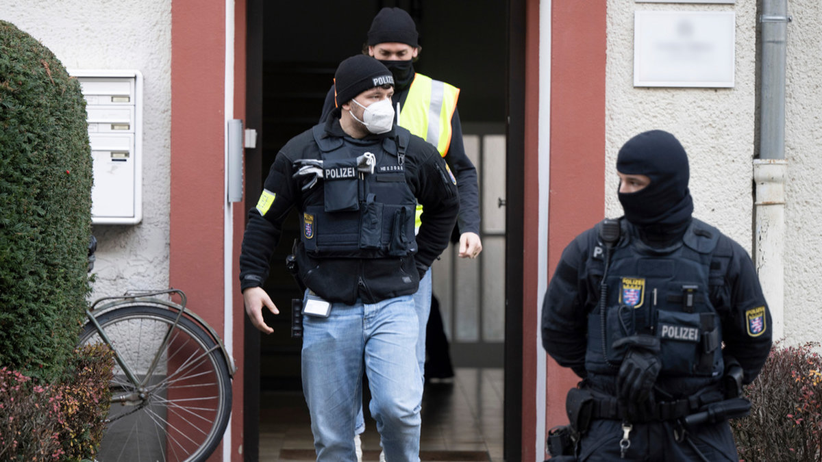 Poliser i Tyskland syns framför en genomsökt byggnad i Frankfurt i samband med den stora räden mot misstänkta högerextrema terrorister som genomfördes under onsdagen.