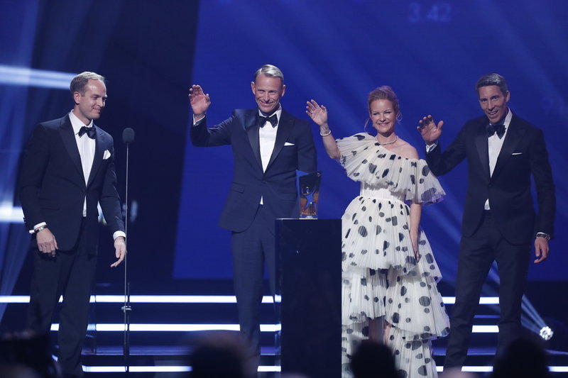 Vinnare av Årets lag Hopplandslaget. Henrik Ankarcrona, Peder Fredricson, Malin Baryard Johnsson och Henrik von Eckerman på Idrottsgalan 2022.
