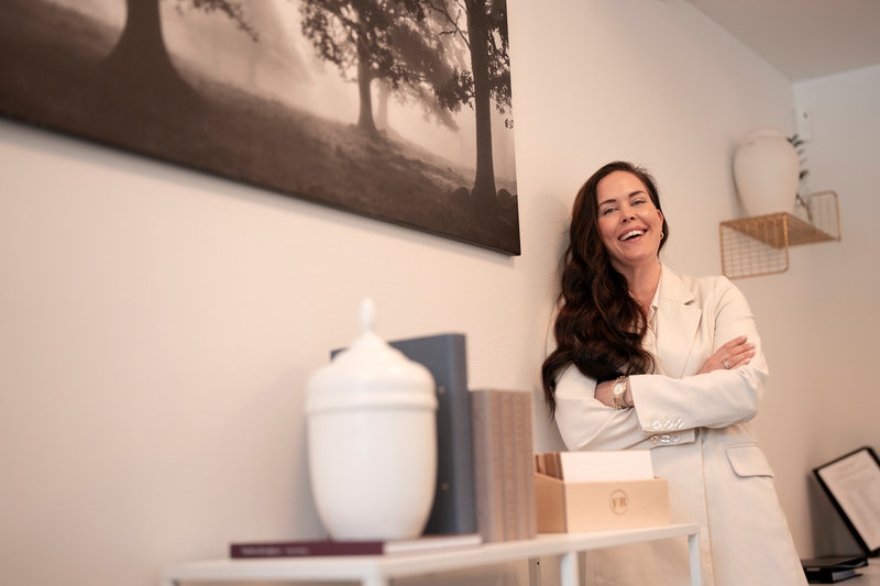 I jobbet på en begravningsbyrå i Göteborg möter Zanna Wiede många människor som vittnar om att barn inte är ett recept på att slippa ensamhet.