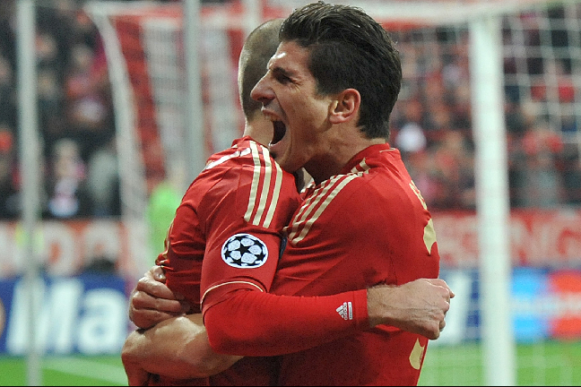 Mario Gomez firar ett av fyra mål i krossen. 