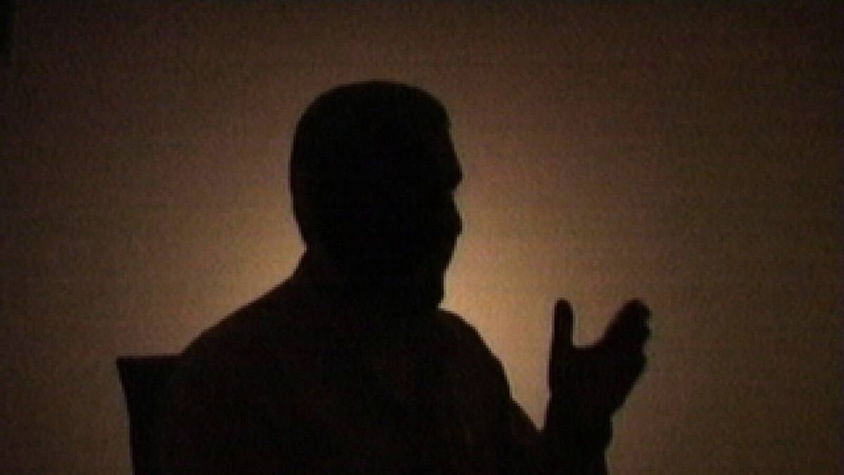 En man som påstås vara Mohammed Deif – ledare för Hamas väpnade gren – i en delvis maskerad film från 2005. Arkivfoto.