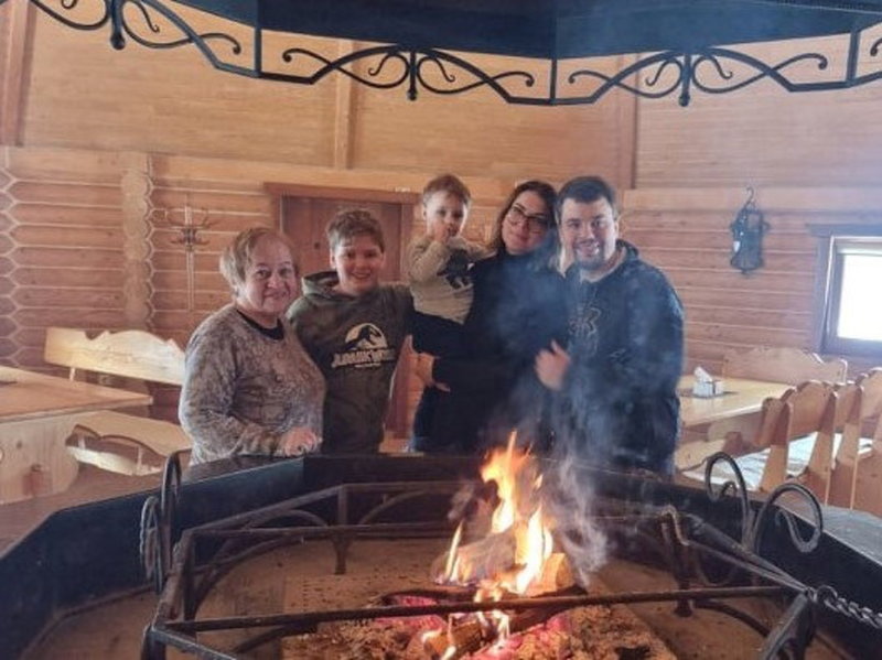 Farmor Alla, Andrij, 12, Markijan, 3, frun Kateryna och Oleksij i samband med födelsedagsfirande.