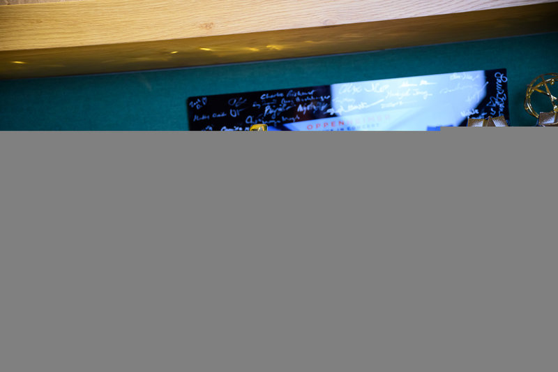 Här lite huller om buller i hans studio hamnar alla priser Ludwig Göransson kammar hem. I mitten står en Oscar och där bakom några amerikanska Grammystatyetter. 