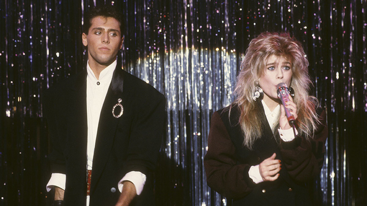 Pernilla Wahlgren och Emilio Ingrosso på scen 1986.