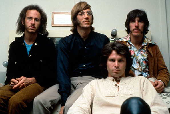 Finns en plan om att Jim Morrison från the Doors (i vitt) ska kunna gå omkring bland publiken och titta dem i ögonen.