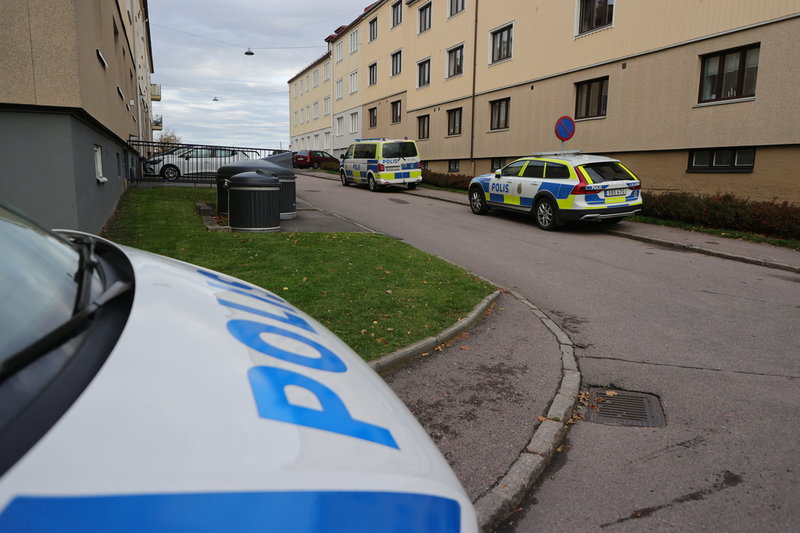 En lägenhet i Göteborg där en polis bor besköts tidig fredag morgon.