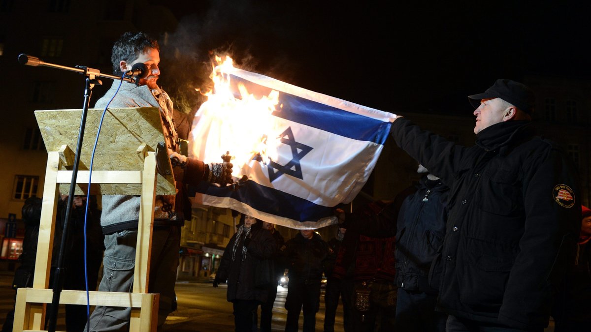 Jobbik-medlem eldar upp Israels flagga.