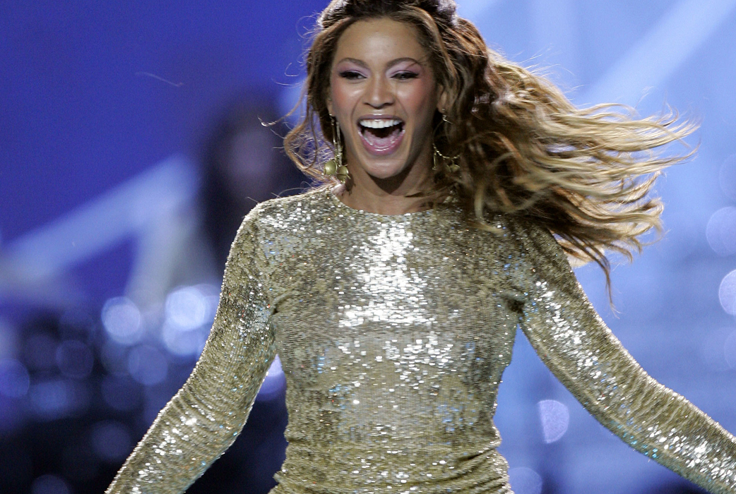 Beyoncé är inte direkt fattig. Hon har köpt sportbilar till Jay-Z för miljontals kronor och en diamantklocka till sin kärlek för 39 miljoner. Men det mest ovärda måste ändå vara ett par guldleggings från modehuset Balmain som Beyoncé på en gala år 2007. Prislappen? En miljon! Beyoncé är inte direkt fattig. Hon har köpt sportbilar till Jay-Z för miljontals kronor och en diamantklocka till sin kärlek för 39 miljoner. Men det mest ovärda måste ändå vara ett par guldleggings från modehuset Balmain som Beyoncé på en gala år 2007. Prislappen? En miljon!