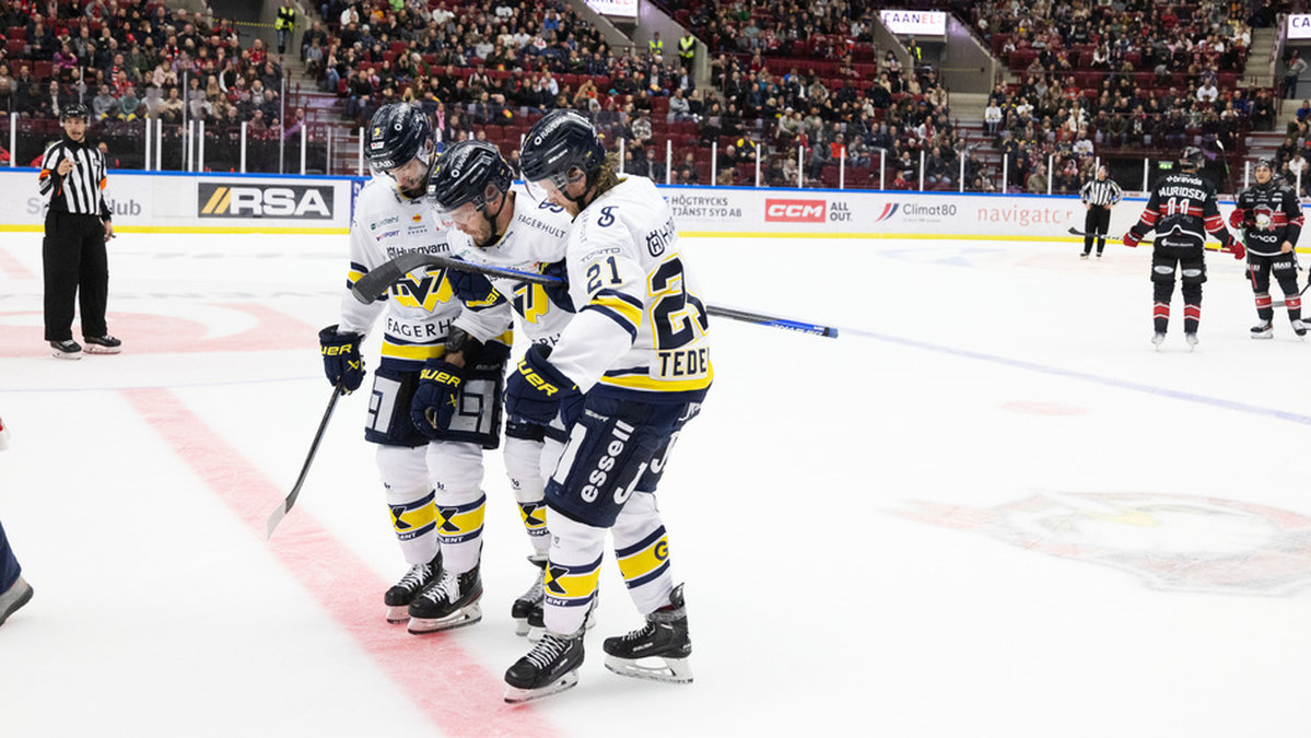 MALMÖ 20221228 HV71:s Niklas Hjalmarsson skadas och fick hjälp av isen av lagkamraterna Daniel Glad och Mattias Tedenby under onsdagens ishockeymatch i SHL mellan IF Malmö Redhawks och HV71 på Malmö Arena.