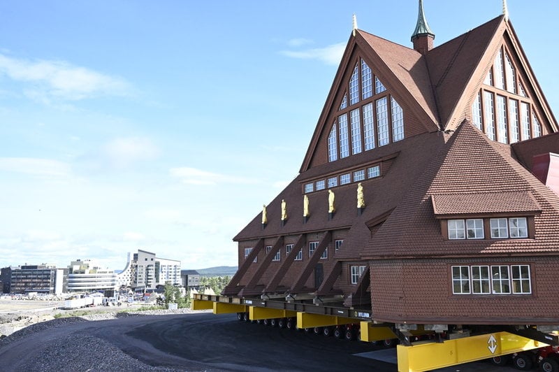 Kiruna kyrka vid sin nya plats ovanför nya Kiruna centrum.