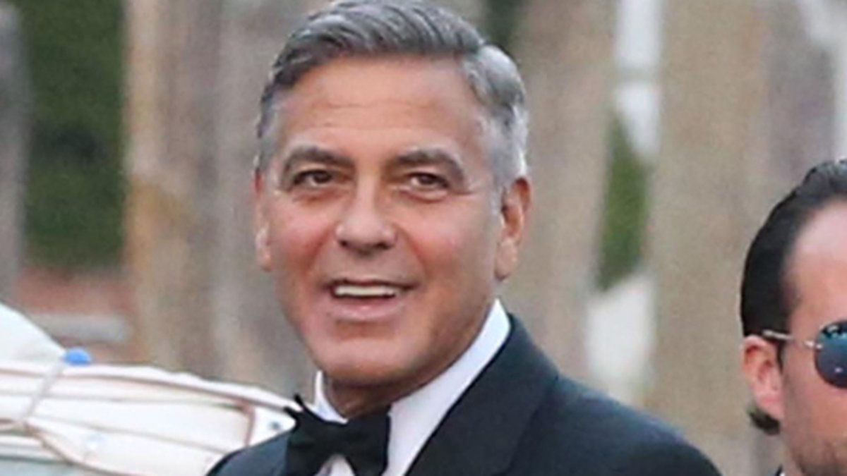 Clooney valde en svart smoking från Armani. 