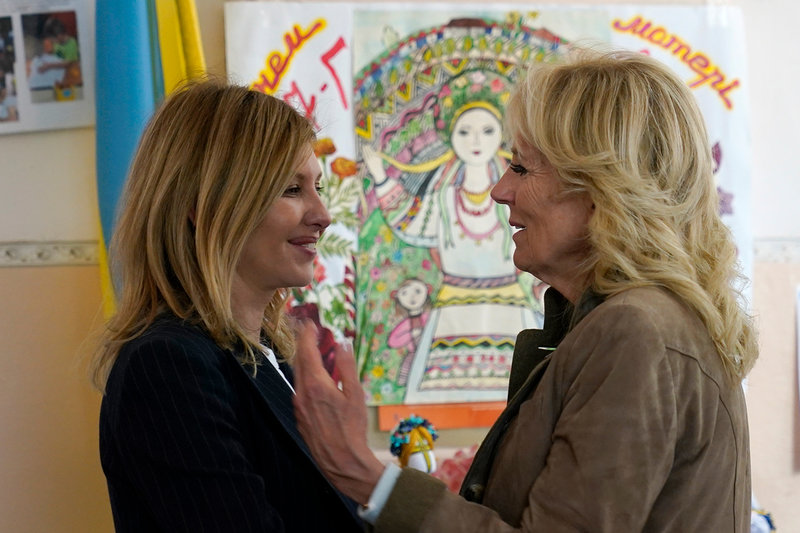 Ukrainas första dam Olena Zelenska träffar USA:s första dam Jill Biden i Uzjhorod.