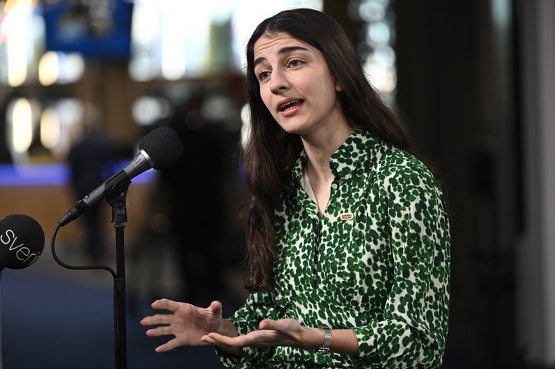 Miljöminister Romina Pourmokhtari (L) vid ankomsten till EU:s miljöministermöte.