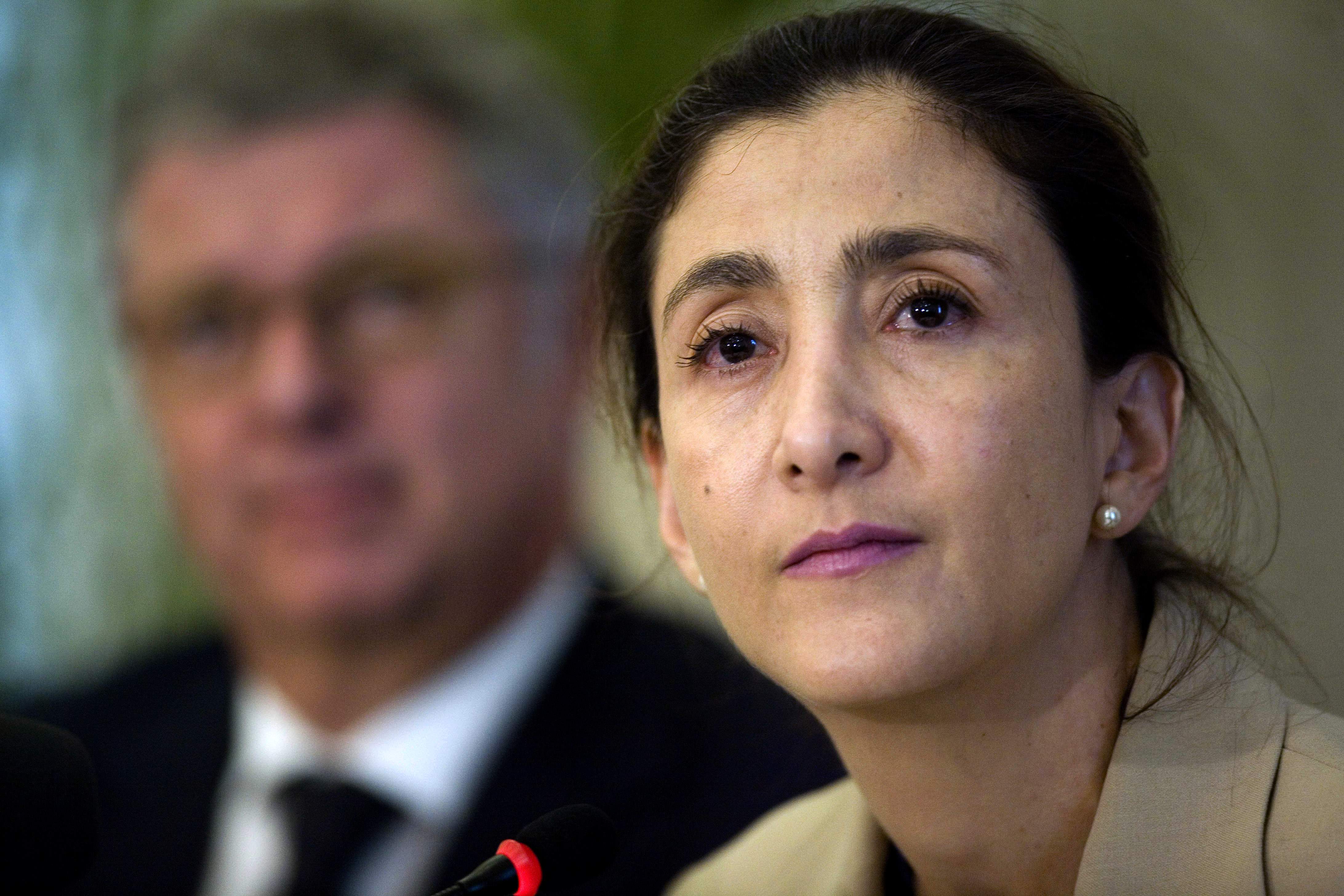Ingrid Betancourt stämmer den Colombiska staten på 50 miljoner kronor för uteblivna intäkter. 