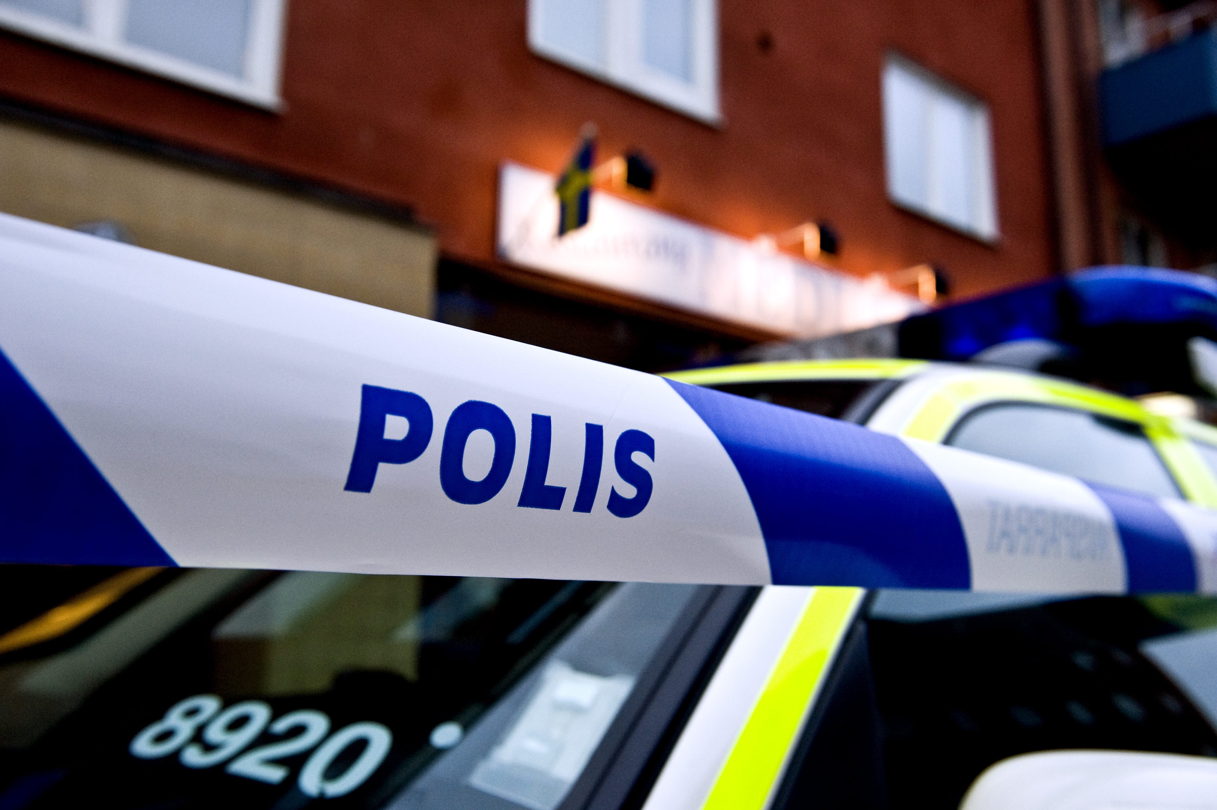 Flera poliser befann sig i området som snabbt spärrades av. Vissa av de bara automatvapen, skriver Sydsvenskan.