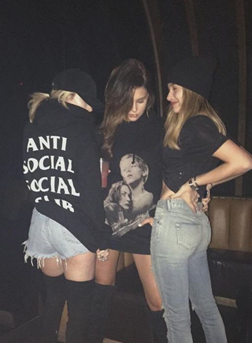 Hailey Baldwin hänger med polarna. Hailey Baldwin hänger med polarna.
