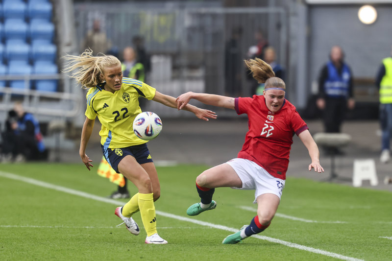 Sveriges Smilla Holmberg i duell mot Norges Synne Jensen. Foto: Geir Olsen/NTB/TT Sveriges Smilla Holmberg i duell mot Norges Synne Jensen. Foto: Geir Olsen/NTB/TT