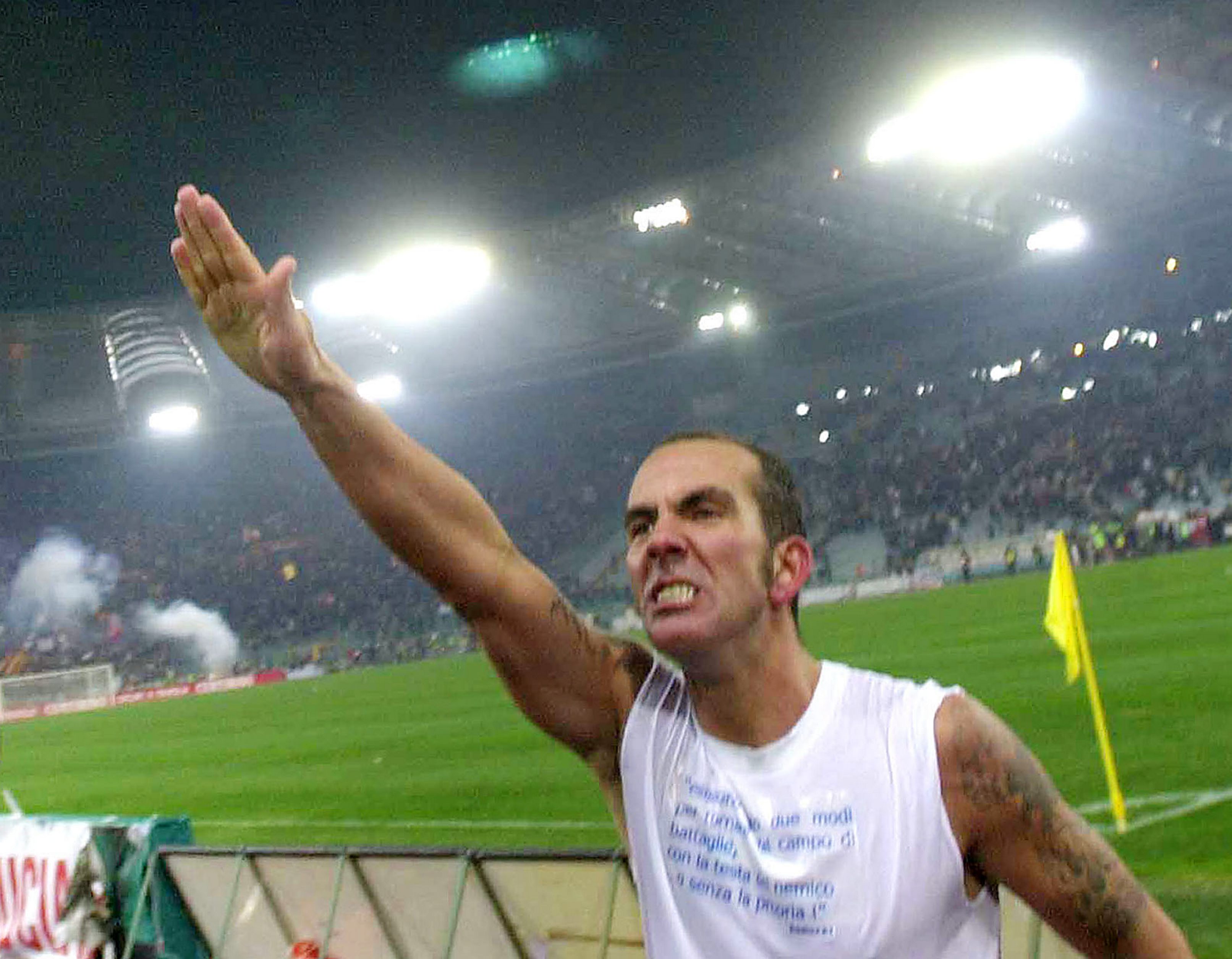 10. Paolo Di Canio, envisades med att fira sina mål den minst sagt kontroversiella romerska hälsningen. Fascisten kommer nog bra överens med Abbiati. 10. Paolo Di Canio, envisades med att fira sina mål den minst sagt kontroversiella romerska hälsningen. Fascisten kommer nog bra överens med Abbiati.