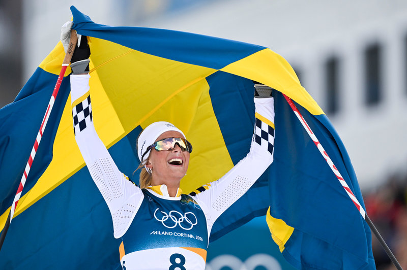 Frida Karlsson korsade mållinjen med den svenska flaggan.