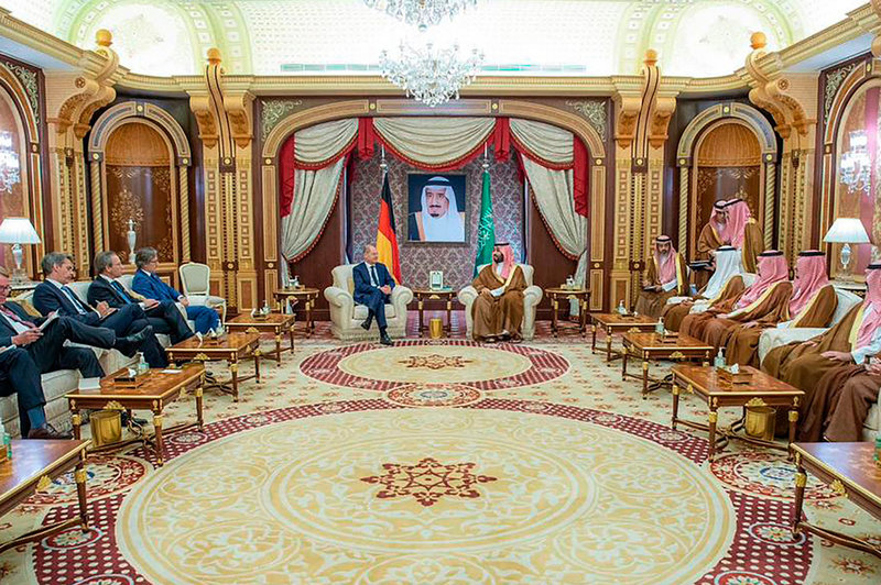 Saudiarabiens prins Mohammed bin Salman tog emot Olaf Scholz på lördagen.