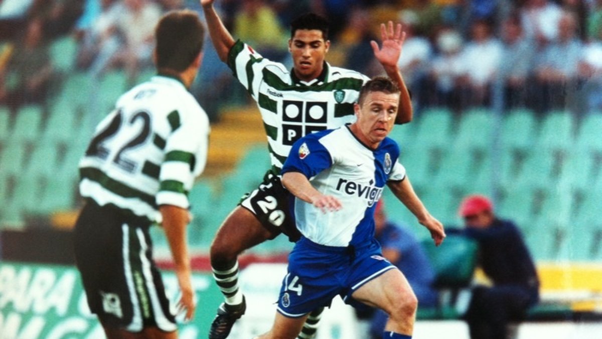 I Porto tränades han av José Mourinho. Här är han i närkamp med Ricardo Quaresma.