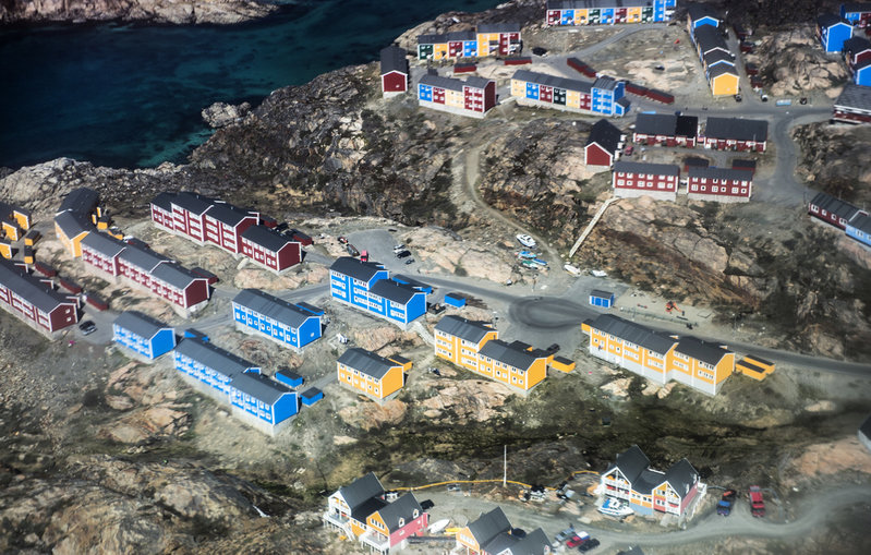 Bostadshus i staden Sisimut på Grönlands västkust. Det är den näst största staden på Grönland. Arkivbild från 2016.