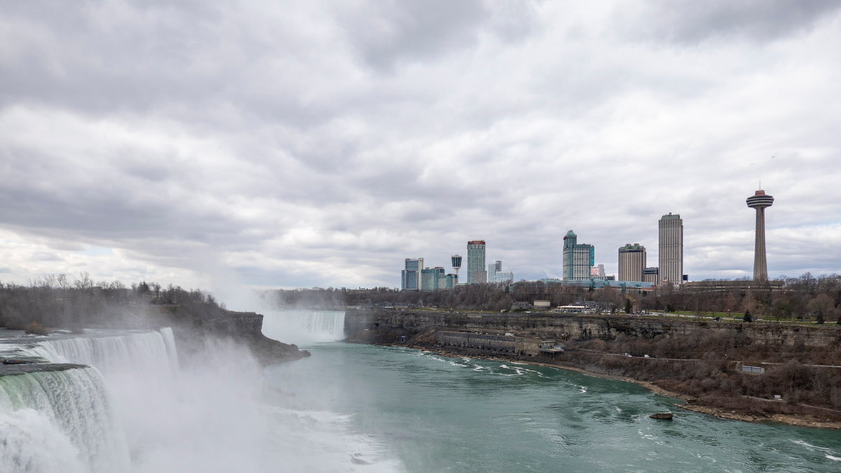 Niagarafallen, bilden tagen från USA med vy mot staden Niagara. Arkivbild.