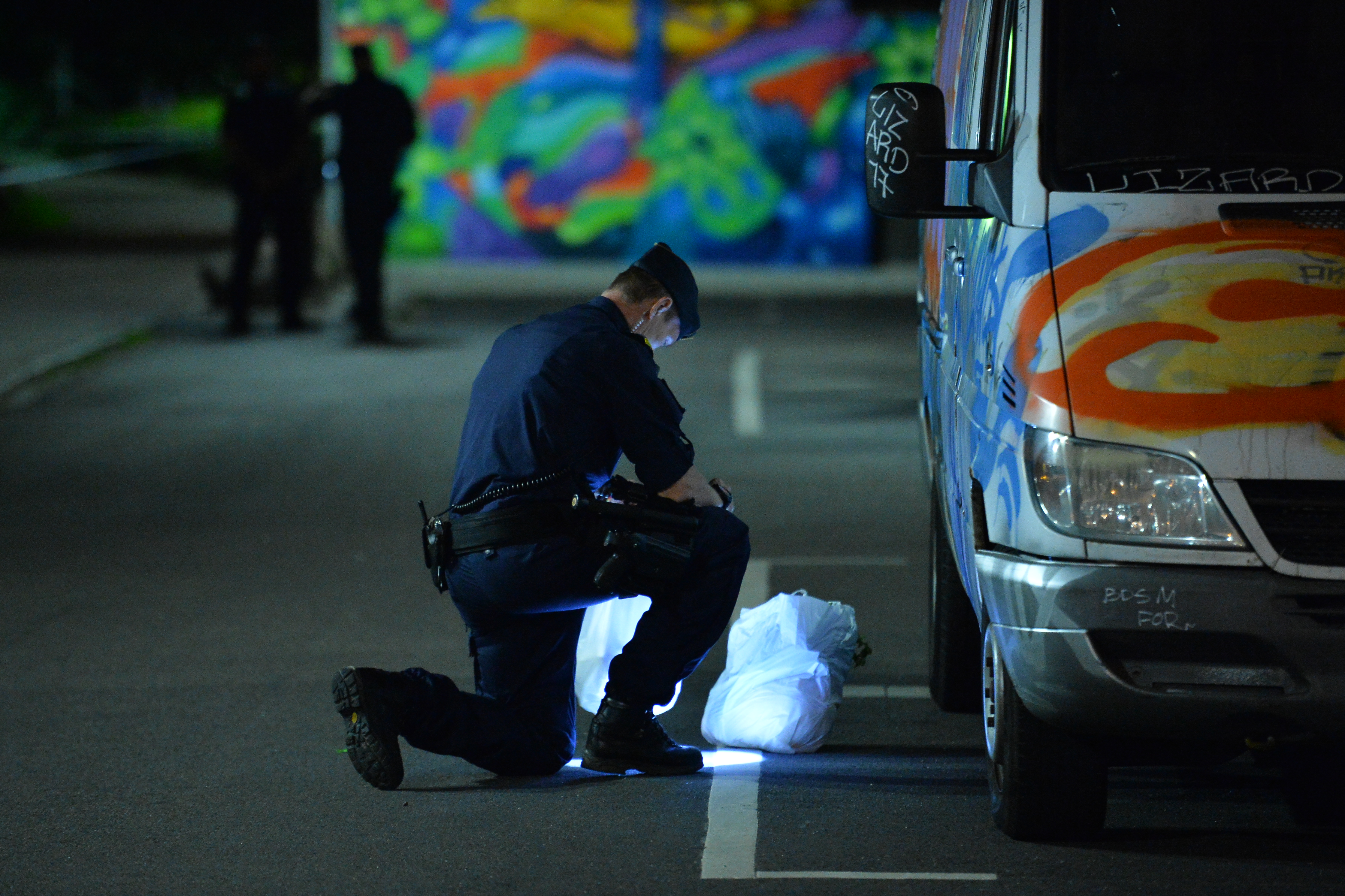 Polisen i Malmö undersöker en plats där det skett skottlossning, augusti 2015. 