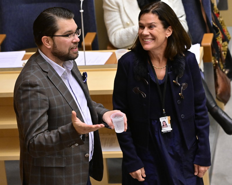 Partiledare Jimmie Åkesson (SD) i samspråk med partikamraten och riksdagsledamoten Elsa Widding.