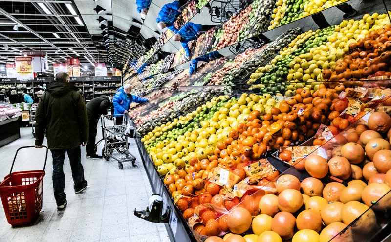 'Försäljningen av frukt och grönt har mattats av delvis, det kanske är så att man väljer färre tomater, färre äpplen, färre gurkor', säger Josefin Lundmark, marknadsdirektör på Ica Sverige. Arkivbild.